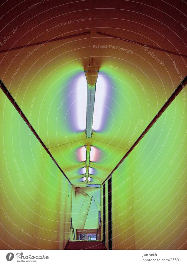 Flur im Neonlicht grün Architektur Gang