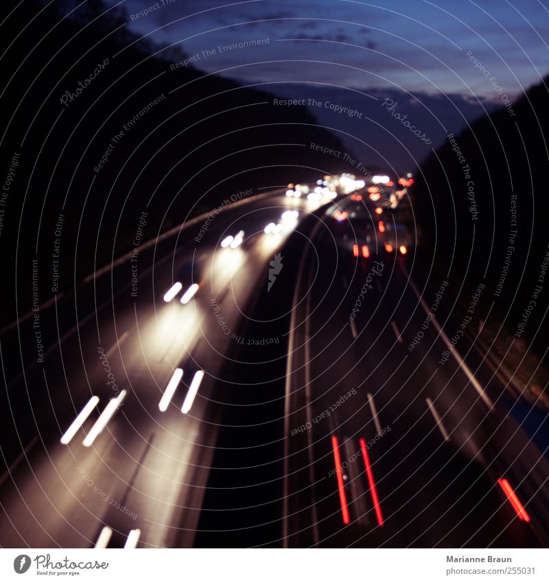 Lichtspiel Autofahren Autobahn blau rot schwarz weiß Leuchtspur Straße PKW Verkehr dunkel Lichtstrahl Abend Abenddämmerung Spuren Kurve mehrspurig Bewegung