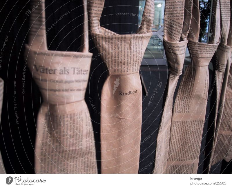 Vatermörder Krawatte Bekleidung Kunst Dinge Installationen Ausstellung Detailaufnahme Schriftzeichen