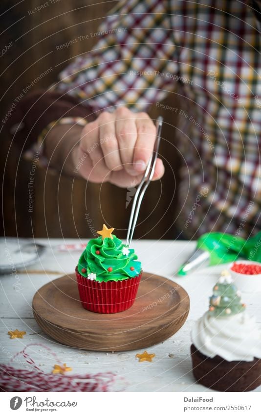 Mann, der Baumkuchen für die Weihnachtszeit herstellt. Hintergrundbild backen Unschärfe hell Backwaren Kuchen Feste & Feiern Weihnachten & Advent Farbe