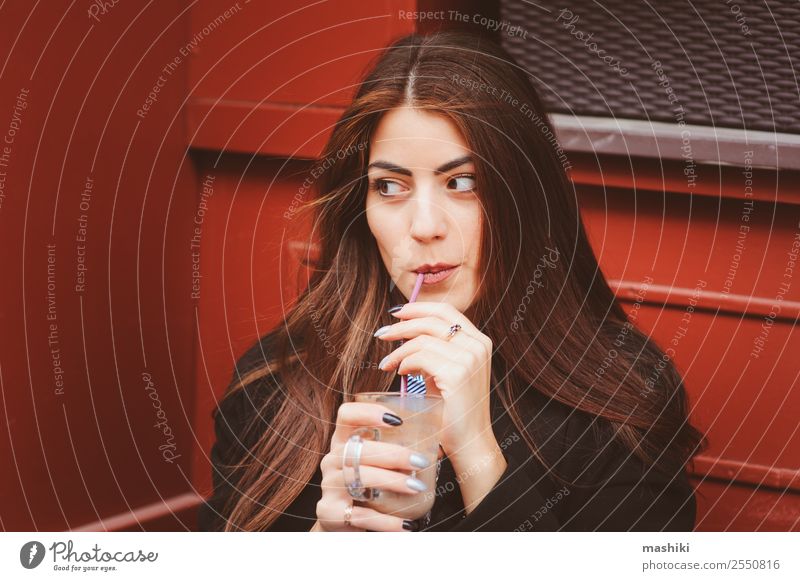junge Frau trinkt Kaffee im Café feminin Junge Frau Jugendliche 18-30 Jahre Erwachsene sitzen laufen Großstadt Herbst schwarz Stil trinken Mode Beautyfotografie