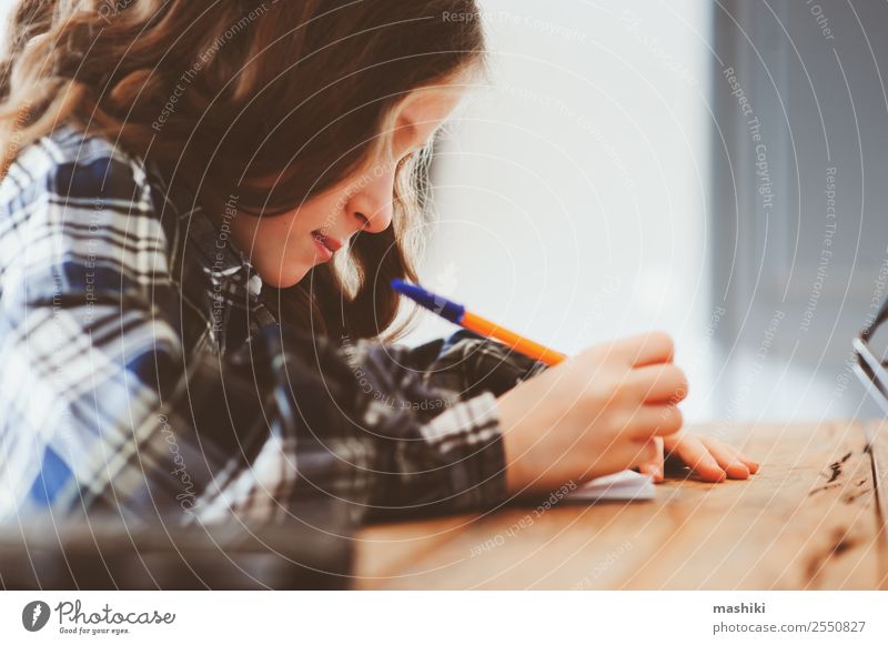 konzentriertes Kind Mädchen macht Hausaufgaben Lifestyle Schule Schulkind Arbeit & Erwerbstätigkeit Kindheit Schreibstift Denken träumen klug Stress Fürsorge
