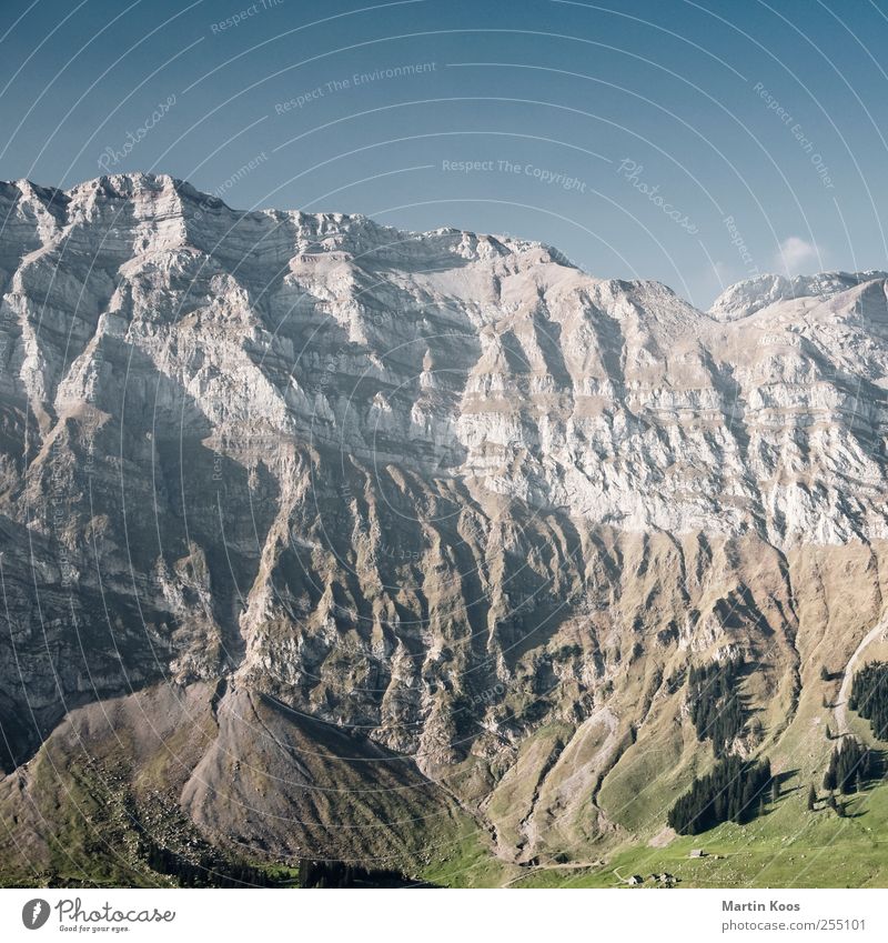 Sogenanntes Landschaftsfoto Natur Himmel Schönes Wetter Wiese Felsen Alpen Berge u. Gebirge Schlucht Dorf ästhetisch bedrohlich eckig gigantisch groß