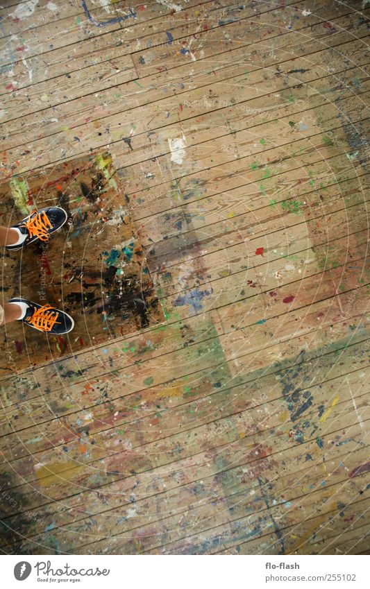 Kleckstechniksyndrom Renovieren Raum Dachboden Fuß 1 Mensch Kunst Künstler Maler Schuhe Holz Graffiti stehen dreckig mehrfarbig Farbfoto Innenaufnahme