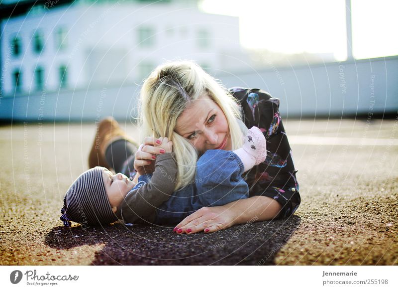 Kratzbürste 3.0 Baby Mutter Erwachsene 2 Mensch 0-12 Monate Skyline Hochhaus berühren festhalten kämpfen Kommunizieren liegen toben blond Zusammensein Glück