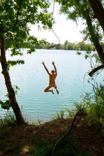 Badespaß am Baggersee. Junger nackter Mann springt freudig ins Wasser Freude Urlaub zuhause Freizeit & Hobby Junger Mann Freiheit Sommer Schwimmen & Baden