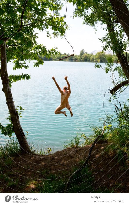 Nackter junger Erwachsener springt von einem Seil in einen See Freude Freizeit & Hobby Freiheit Sommer Schwimmen & Baden maskulin Junger Mann Jugendliche 1