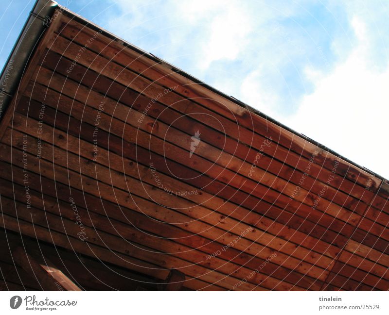 Ein Stück Himmel Wolken Haus Schweiz Dach Holz obskur Graffiti blau Perspektive