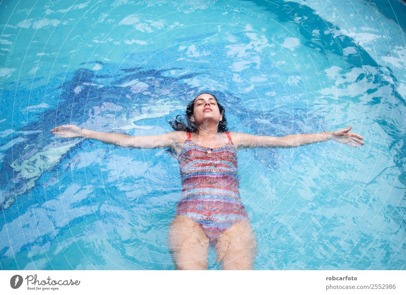 Frau im Pool mit orangefarbenem Badeanzug Getränk Lifestyle schön Körper Erholung Schwimmbad Freizeit & Hobby Ferien & Urlaub & Reisen Sommer Mensch Erwachsene
