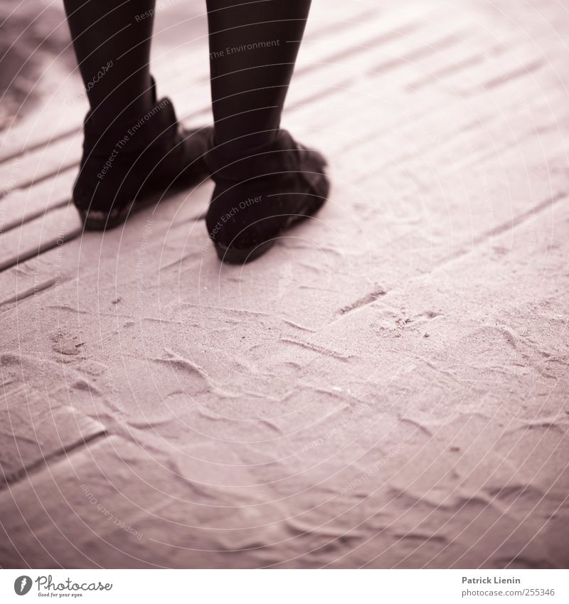 Für dich soll's bunte Bilder regnen Mensch Frau Erwachsene Beine 1 schön Schwarzweißfoto Außenaufnahme