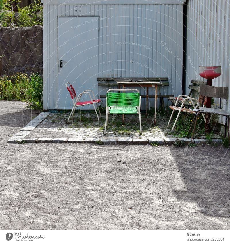 Für Dich solls bunte Bilder regnen!!! grau grün rot schwarz weiß Gartenmöbel Tisch Sitzecke Container Tür Bank Pflastersteine schäbig Gras Sträucher Felsen