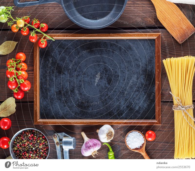 Zutaten für das Kochen von Nudeln Gemüse Teigwaren Backwaren Kräuter & Gewürze Pfanne Löffel Holz Linie Essen frisch groß lang oben braun gelb rot schwarz Farbe