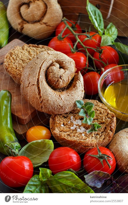 Frisella, typisches süditalienisches Brot Gemüse Holz hell grün Süden Italienisch frisa geröstet trocknen Salento apulisch Spezialitäten rustikal Lebensmittel