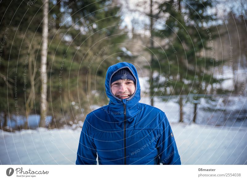 Spaß im Schnee Mensch maskulin Mann Erwachsene Gesicht 1 30-45 Jahre Natur Winter Schönes Wetter Baum Wald Lächeln wandern Fröhlichkeit dünn blau Gefühle Freude
