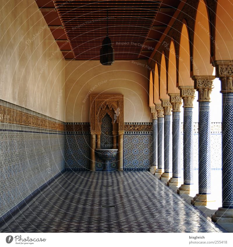 Pseudo-Andalusien Park Mauer Wand Säule Fliesen u. Kacheln Mosaik Bodenbelag Decke Brunnen Waschbecken blau braun Ferne ruhig Spanien Farbfoto Außenaufnahme