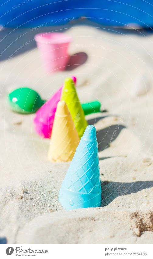 Strandspielzeug Lifestyle Familie & Verwandtschaft Kindheit Jugendliche Leben Umwelt Sand einzigartig Sommerurlaub Schwimmen & Baden Speiseeis Eiswaffel