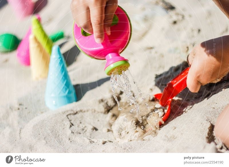 Kind spielt mit Gießkanne am Strand Freizeit & Hobby Spielen Ferien & Urlaub & Reisen Tourismus Ausflug Sommer Sommerurlaub Sonne Sonnenbad Kleinkind Mädchen