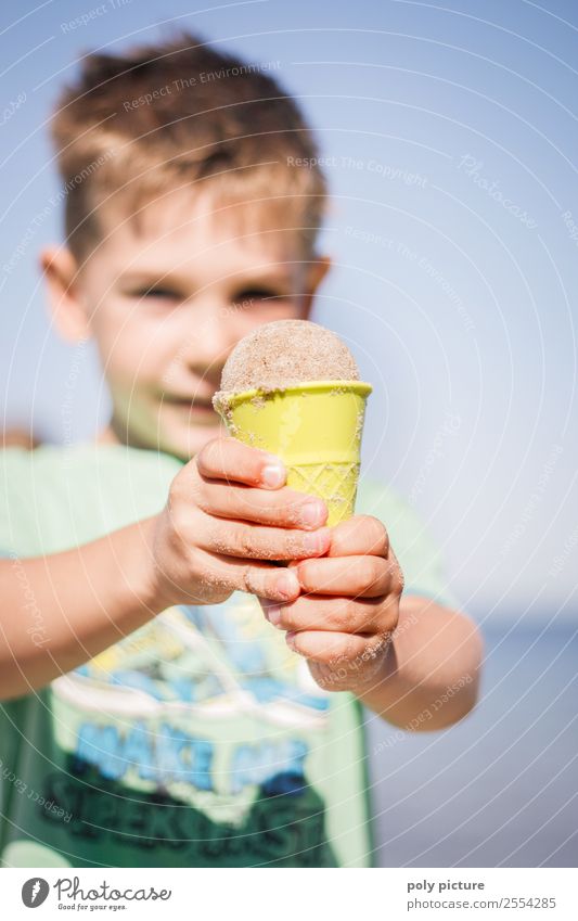 Kleiner Junge hat ein Eis aus Sand gemacht Lifestyle Wellness Leben Ferien & Urlaub & Reisen Tourismus Ausflug Abenteuer Sommer Sommerurlaub Sonnenbad Strand