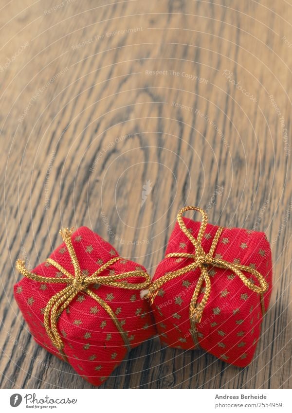 Weihnachtsgeschenke auf Holztisch mit Textraum Stil Winter Weihnachten & Advent Verpackung Ornament Freude Tradition Hintergrundbild ball bauble baubles