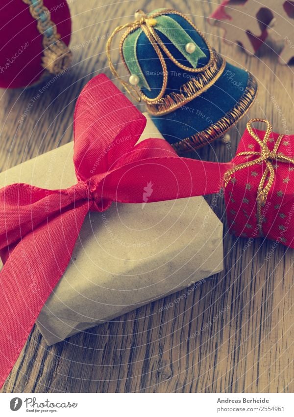 Weihnachtsgeschenk mit roter Schleife Lifestyle kaufen Stil Winter Dekoration & Verzierung Feste & Feiern Weihnachten & Advent Verpackung Paket Ornament