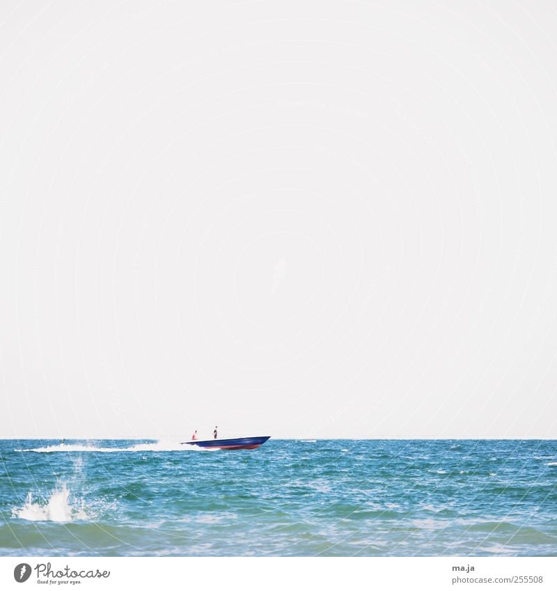 Für dich solln bunte Boote fahrn Reichtum Meer Wassersport Mensch 2 Sommer Schönes Wetter Wellen Bootsfahrt Sportboot Motorboot blau grau rot weiß Farbfoto