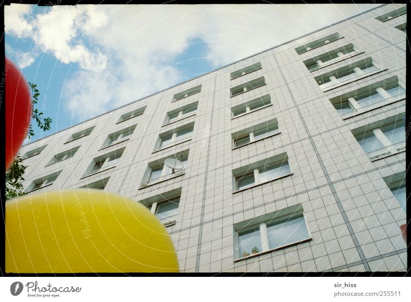 Für Dich solln bunte Ballons steigen Freude Wolken Hochhaus Fenster Luftballon modern retro Sauberkeit grau Langeweile Lebensfreude Plattenbau Satellitenantenne