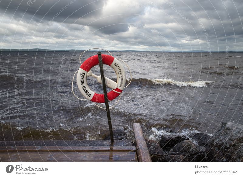 Siljansee bei Sturm - Rettungsring Freiheit Wellen See Leiter Landschaft Wasser Wolken schlechtes Wetter Schweden Menschenleer Steg dunkel wild Tatkraft