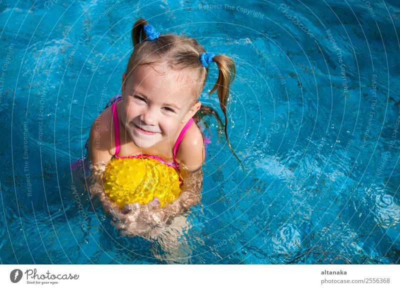 glückliches kleines Mädchen spielt im Pool mit Ball Lifestyle Freude Glück Gesicht Erholung Schwimmbad Freizeit & Hobby Spielen Ferien & Urlaub & Reisen Sommer