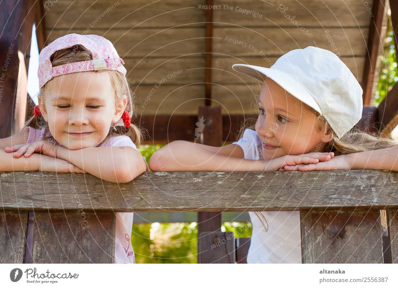 zwei glückliche Mädchen stehen auf dem Spielplatz Lifestyle Freude Glück Gesicht Leben Erholung Freizeit & Hobby Spielen Sommer Sport Kind Mensch Frau