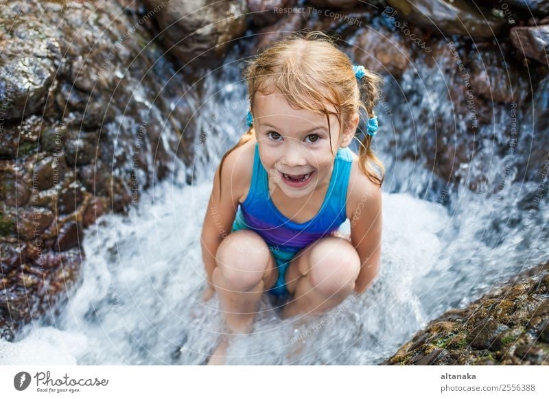 glückliches Mädchen am Wasserfall sitzend Lifestyle Freude Glück Gesicht Erholung Schwimmbad Freizeit & Hobby Spielen Ferien & Urlaub & Reisen Sommer Kind