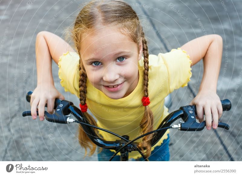 glückliches Kind auf dem Fahrrad Lifestyle Freude Glück schön Gesicht Freizeit & Hobby Spielen Ferien & Urlaub & Reisen Sommer Sport Fahrradfahren Mensch