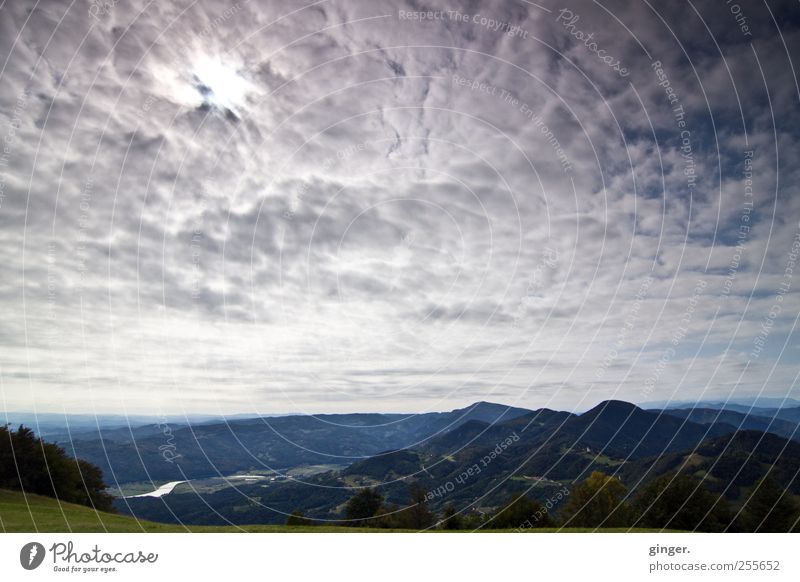 Die Sonne wird durch die Wolken brechen Umwelt Natur Landschaft Luft Himmel Horizont Sommer Klima Wetter Berge u. Gebirge Gipfel Fluss hoch oben Wald Aussicht