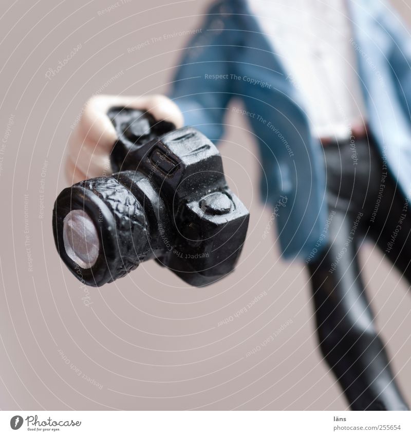 leidenschaft Freizeit & Hobby Fotokamera Werkzeug maskulin Hand blau schwarz Leidenschaft Erwartung Fotograf Figur Arbeitsgeräte Fotografieren Jacke Hose
