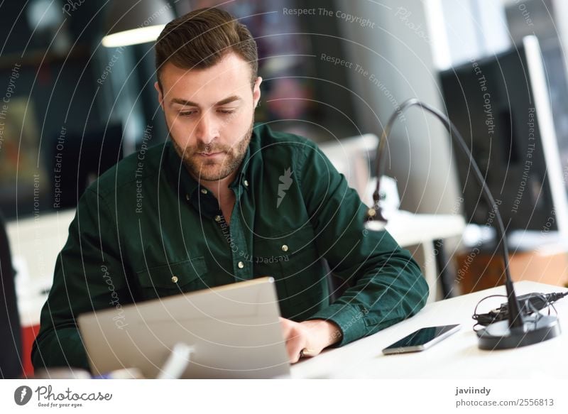 Junger Mann studiert mit Laptop-Computer auf weißem Schreibtisch. Lifestyle Schule lernen Studium Arbeit & Erwerbstätigkeit Business Notebook