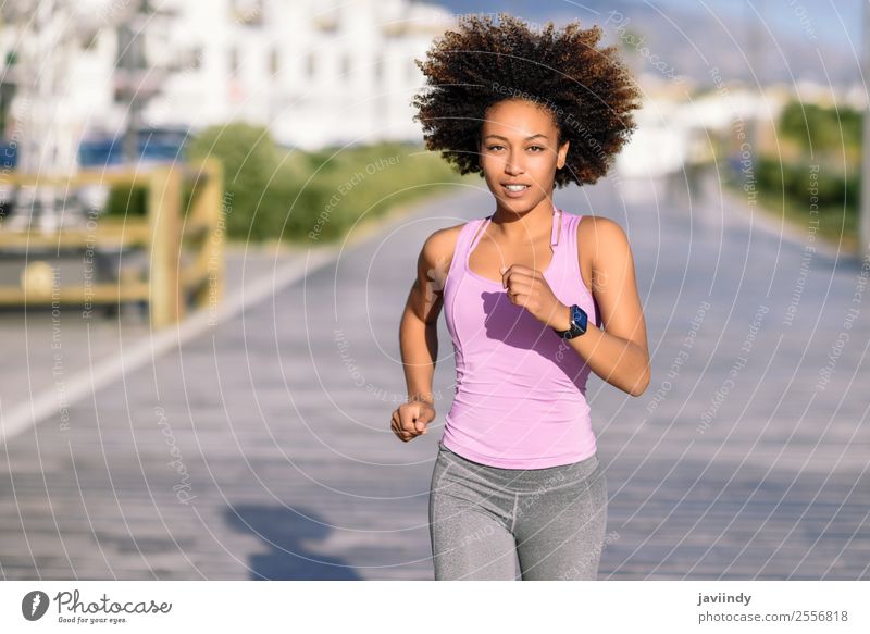 Schwarze Frau, Afro-Frisur, läuft draußen in der Stadt. Lifestyle schön Haare & Frisuren Wellness Freizeit & Hobby Sport Joggen Mensch feminin Junge Frau