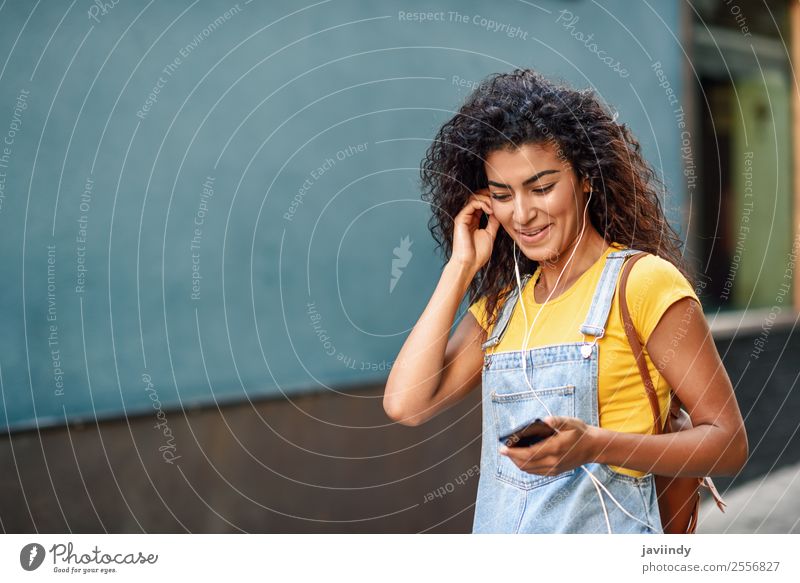 Glückliches arabisches Mädchen beim Musikhören und Tanzen Lifestyle Stil schön Haare & Frisuren Telefon PDA Technik & Technologie Mensch feminin Junge Frau