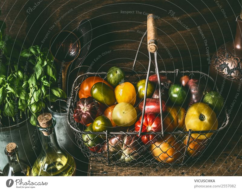Bunte Tomaten in Erntekorb Lebensmittel Gemüse Ernährung Bioprodukte Vegetarische Ernährung Geschirr kaufen Stil Design Gesunde Ernährung Sommer