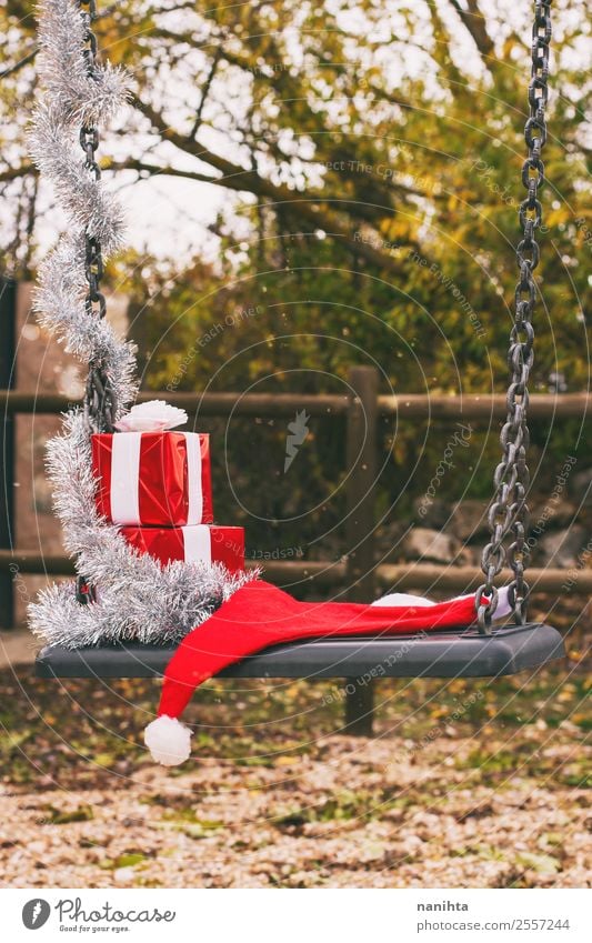 Weihnachtsschmuck über eine Schaukel im Park Stil Design Feste & Feiern Weihnachten & Advent Silvester u. Neujahr Natur Klima Wetter Schnee Schneefall Hut