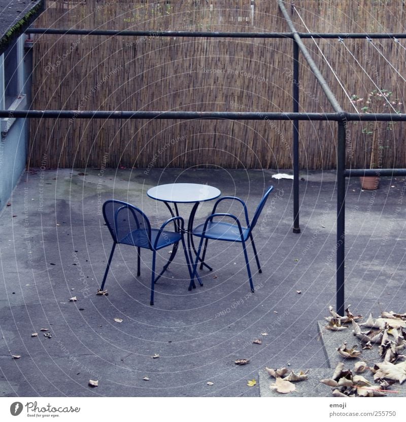 Wintersitzplatz Terrasse Beton Stuhl Tisch Sitzgelegenheit dunkel kalt trist blau 2 Einsamkeit karg Farbfoto Gedeckte Farben Außenaufnahme Menschenleer