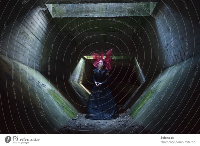 . Mensch feminin Frau Erwachsene Haare & Frisuren 1 Tunnel Bauwerk Gebäude Architektur leuchten gruselig Halloween Farbfoto Innenaufnahme Licht Schatten