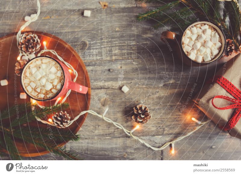 Draufsicht auf heißen Kakao mit Marshmallows Dessert Kaffee Winter Dekoration & Verzierung Tisch Silvester u. Neujahr Paar Wärme Holz Geborgenheit Tradition