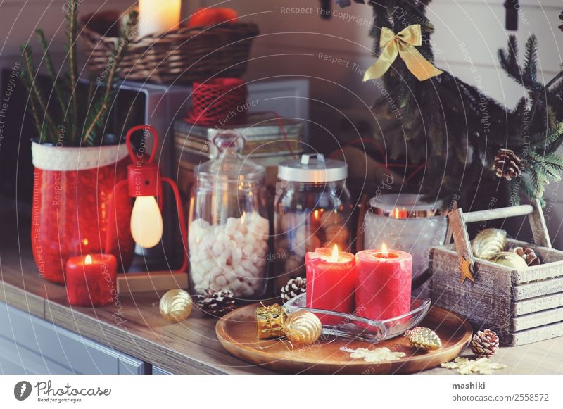 Landhausküche zu Weihnachten dekoriert Kakao Winter Haus Dekoration & Verzierung Küche Silvester u. Neujahr Kerze Holz modern grün rot heimwärts rustikal