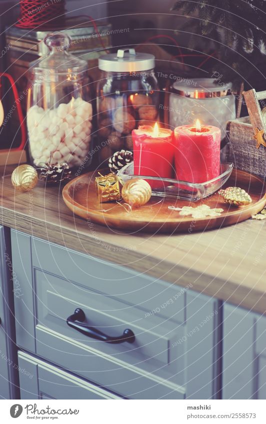 Landhausküche zu Weihnachten dekoriert Kakao Winter Haus Dekoration & Verzierung Küche Silvester u. Neujahr Kerze Holz modern grün rot heimwärts rustikal