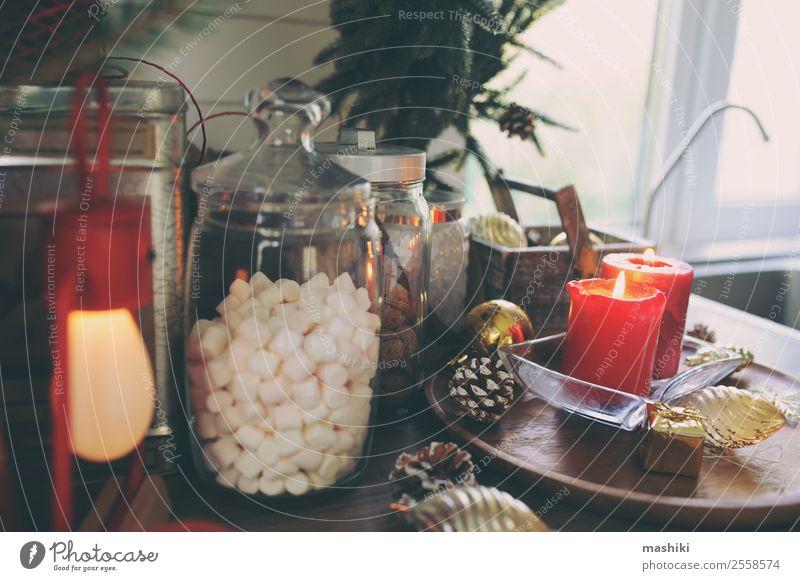Landhausküche zu Weihnachten dekoriert Kakao Winter Haus Dekoration & Verzierung Küche Silvester u. Neujahr Kerze modern grün rot heimwärts rustikal festlich