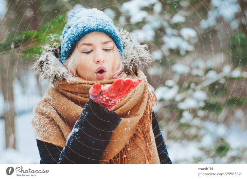 Winterportrait einer glücklichen jungen Frau Freude Glück stricken Ferien & Urlaub & Reisen Abenteuer Freiheit Schnee Erwachsene Natur Schneefall Wärme Baum