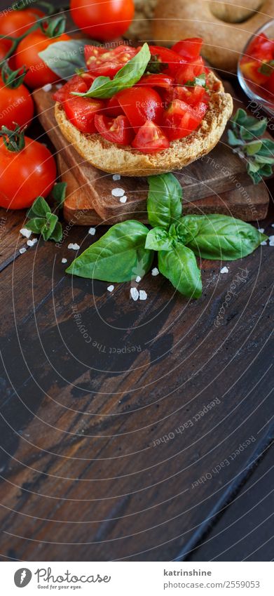 Frisella, typisches süditalienisches Brot Gemüse Holz hell braun grau grün Tradition Süden Italienisch frisa geröstet trocknen Salento apulisch Spezialitäten