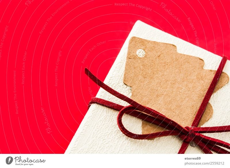 Weiße Geschenkbox auf rotem Hintergrund. Draufsicht weiß Weihnachten & Advent Kasten Schachtel Hintergrund neutral Schnur Feste & Feiern Geburtstag Muttertag