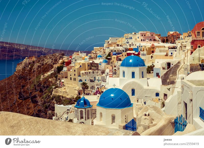 Blick über die grieschische Insel Santorin mit vielen Häusern und blauen Kuppeldächern Horizont Sommer Griechenland Ferien & Urlaub & Reisen Haus Mauer