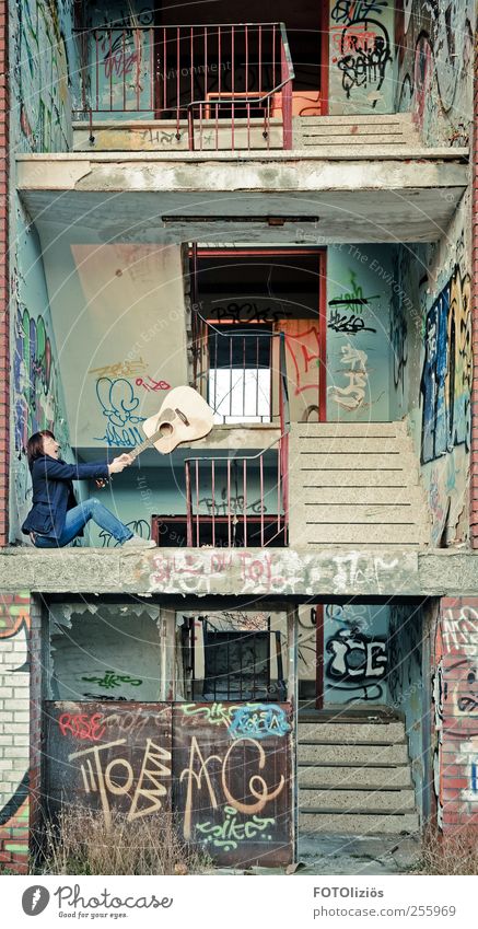 luftige 2 Z-Whng zu verm. 1 Mensch Musik Gitarre Haus Mehrfamilienhaus Ruine ruiniert Plattenbau Treppe Fassade Balkon Jeanshose Mantel brünett Stein Beton