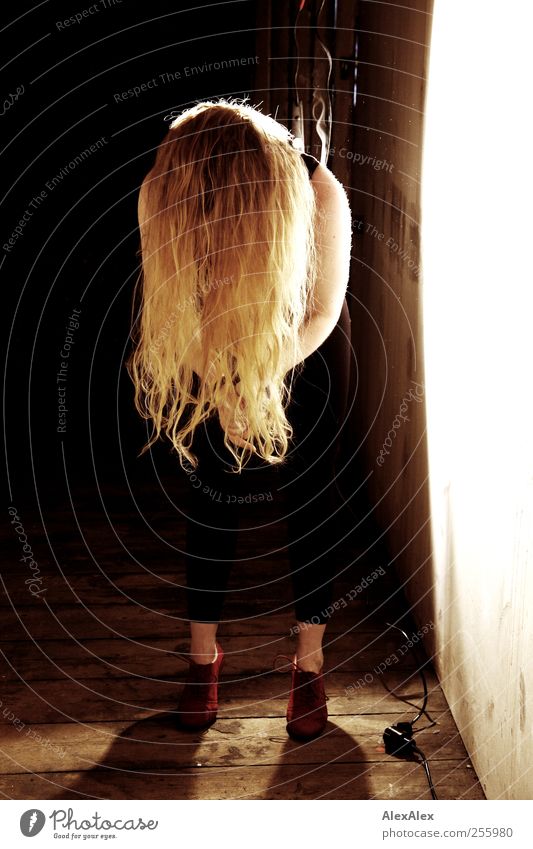 Schüttel dein Haar für mich! elegant Tanzen Dachboden Scheinwerfer Holzfußboden Kabel Haare & Frisuren Arme 1 Mensch Tänzer St. Pauli Mauer Wand Schuhe rot